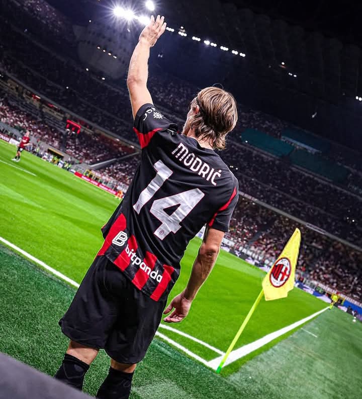 Luka Modric, pemain AC Milan saat akan mengambil tendangan sudut dalam laga melawan Bari