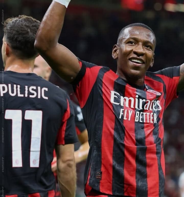 Pervis Estupinan dan Christian Pulisic saat laga AC Milan vs Bari.