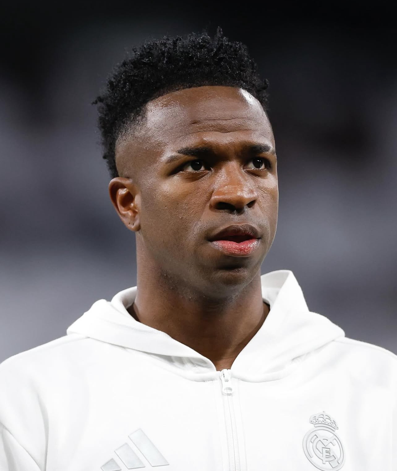 Negosiasi kontrak antara Vinicius Junior dengan Real Madrid masih mandek. Sang pemain menuntut gaji setara Kylian Mbappe.
