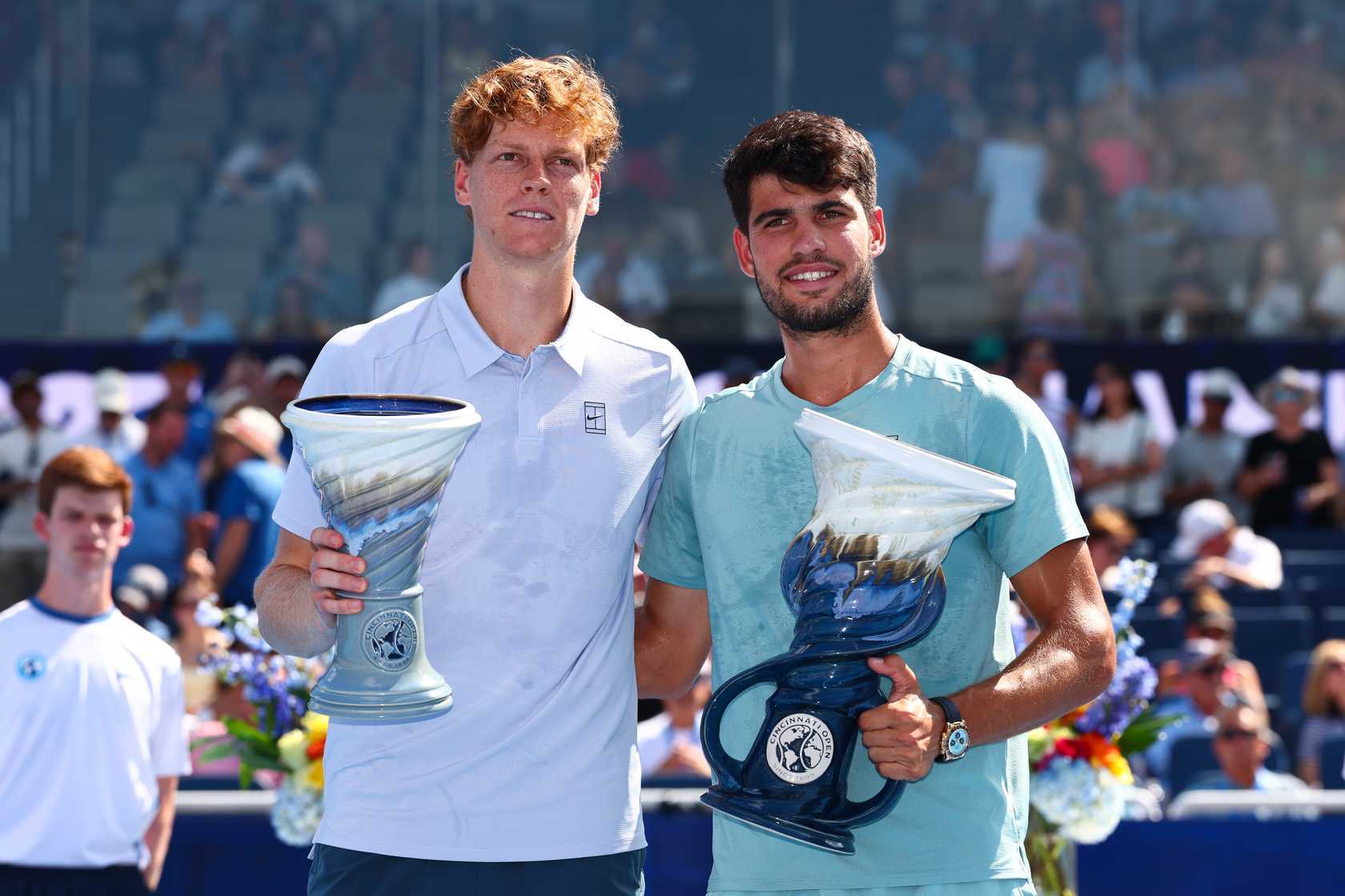 Carlos Alcaraz juara Cincinnati Open 2025 usai Jannik Sinner mundur di final. Alcaraz raih gelar ATP Masters 1000 kedelapan dalam karirnya.