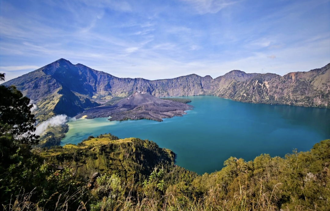 Walhi NTB menolak pembangunan kereta gantung menuju kawasan Gunung Rinjani. Fasilitas ini berpotensi merusak ekosistem di kawasan hutan.