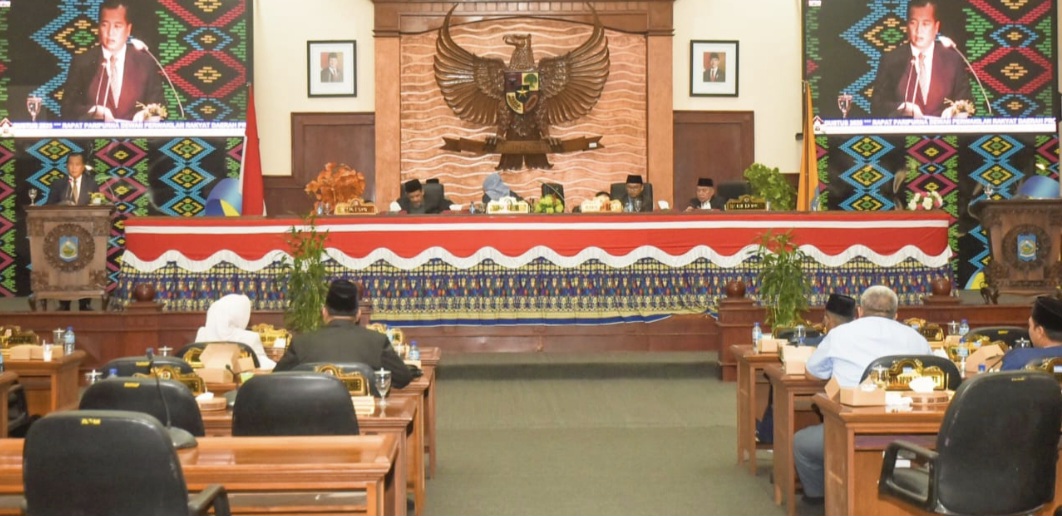 Pansus DPRD NTB menyetujui penetapan enam raperda menjadi perda dalam rapat paripurna DPRD NTB, Senin (11/8).
