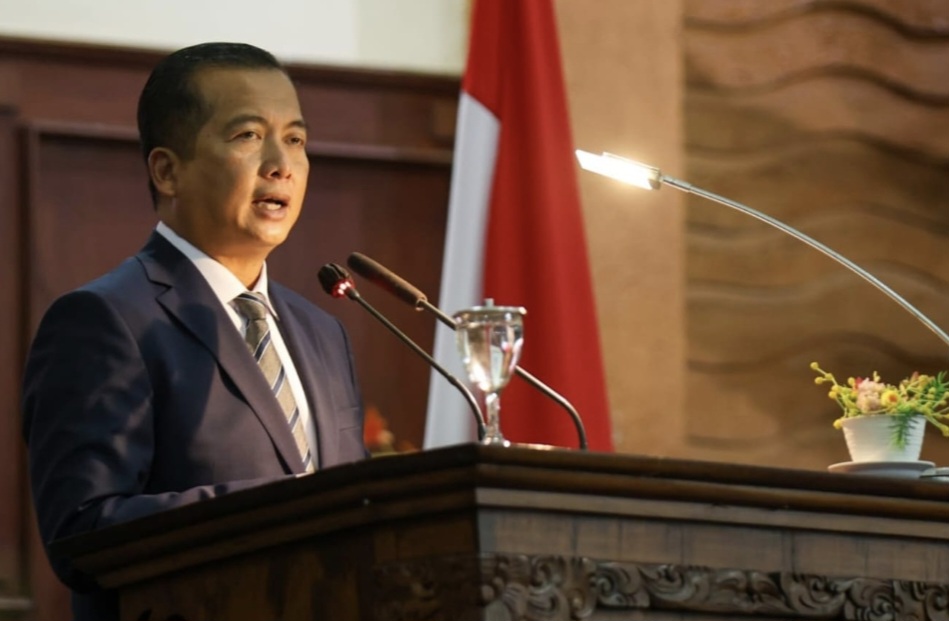 Gubernur NTB Lalu Muhamad Iqbal menyampaikan apresiasi atas kerja Pansus DPRD NTB dalam membahas enam raperda di rapat paripurna di DPRD NTB, Senin (11/8).