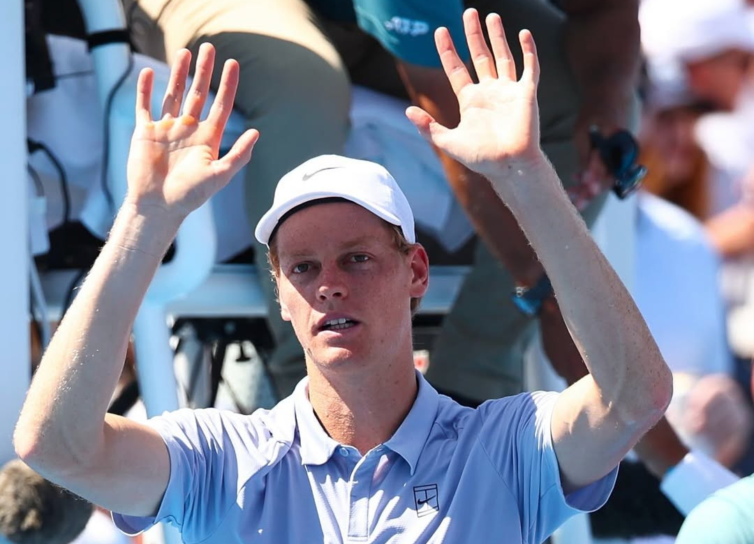 Jannik Sinner mundur di final Cincinnati Open 2025 lawan Carlos Alcaraz. Kini fokus pemulihan demi US Open dan pertahankan peringkat ATP 1 dunia.
