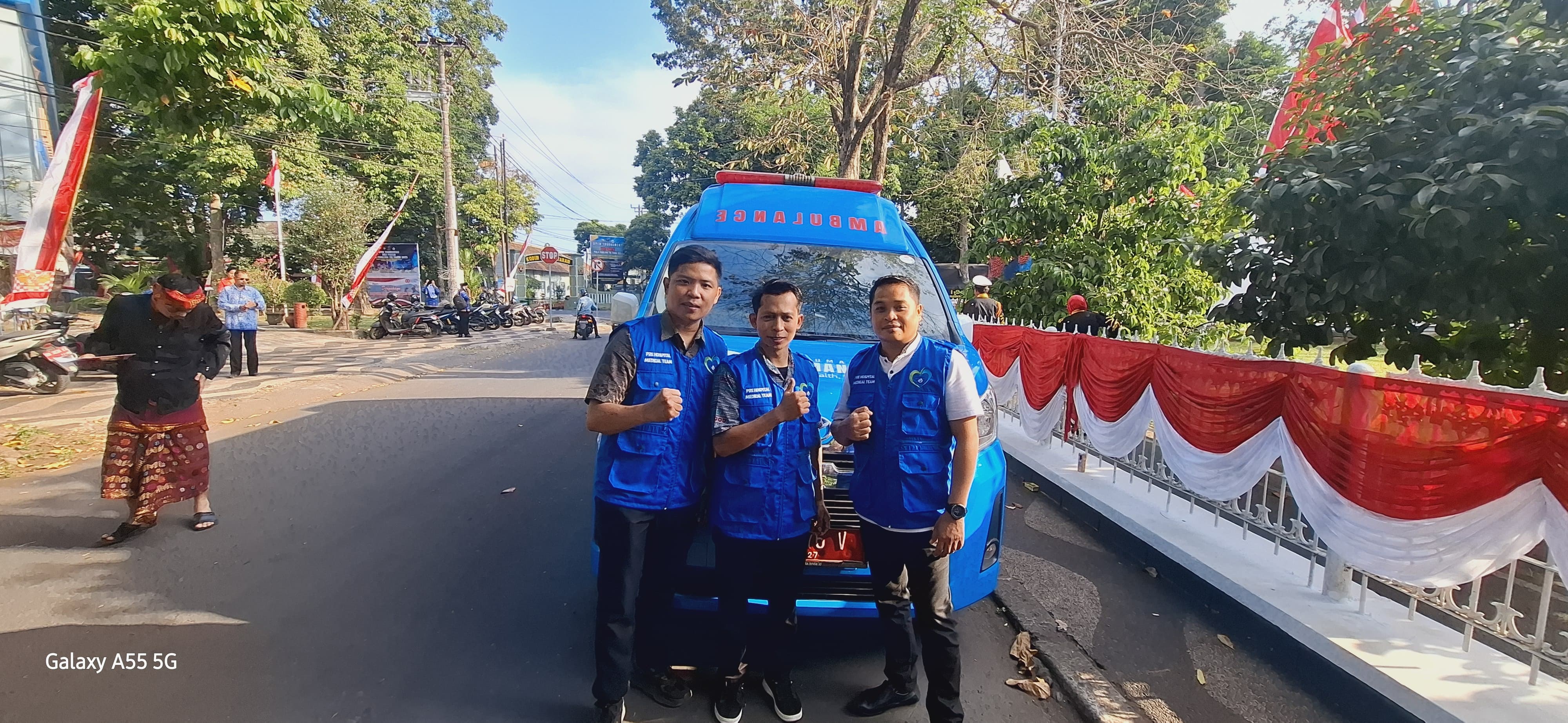 SIAGA: Tenaga medis dan armada ambulans RS Mandalika disiagakan saat upacara penurunan bendera di Kantor Gubernur NTB, Minggu (17/8).