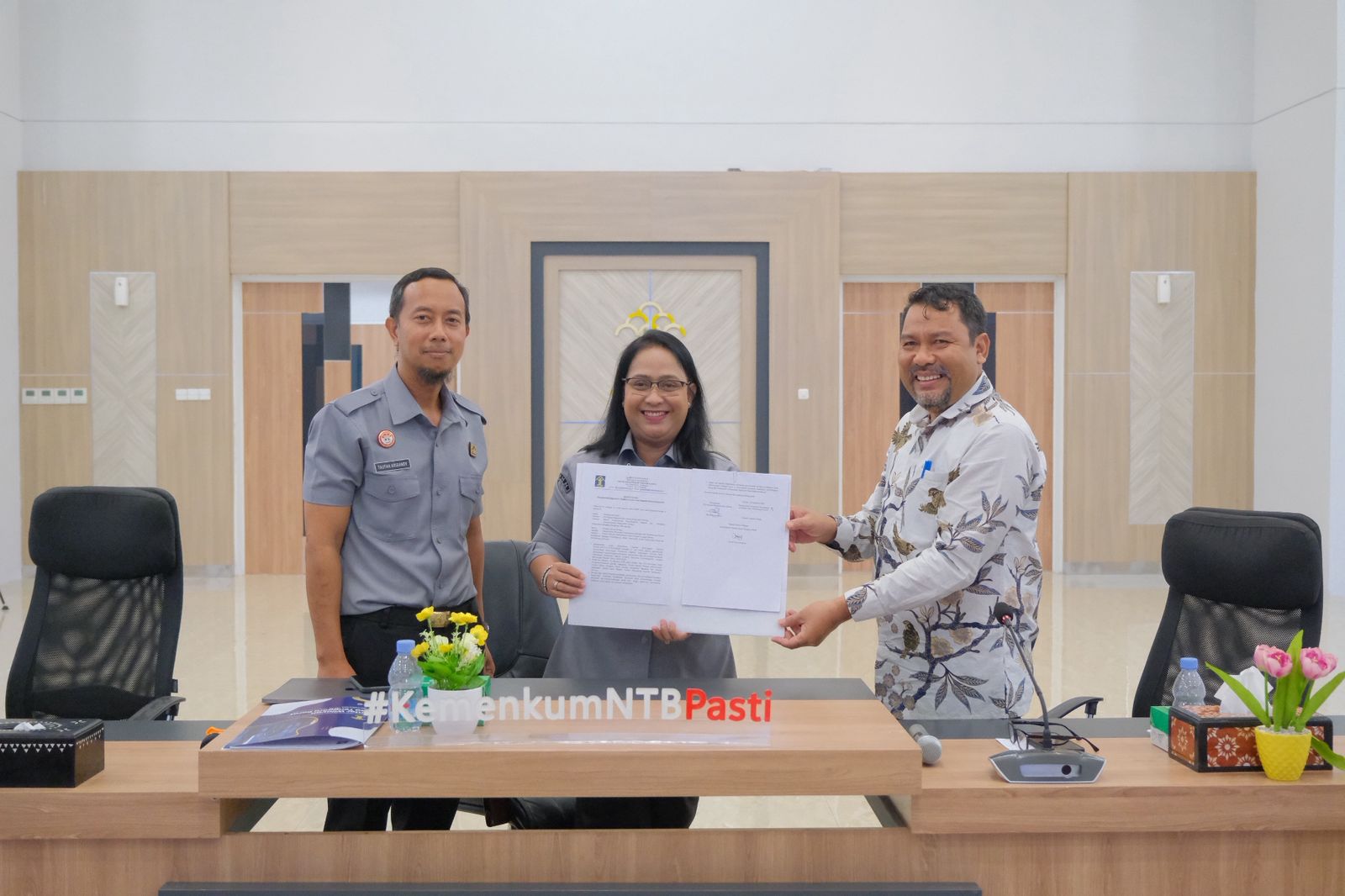 Kepala Kanwil Kemenkum NTB I Gusti Putu Milawati bersama Plt. Kepala Bappeda dan Litbang Kabupaten Dompu Muhamad Adha menandatangani berita acara harmonisasi Raperda Kabupaten RPJMD Tahun 2025-2029.