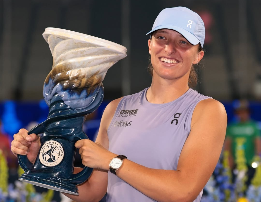 Iga Swiatek juara Cincinnati Open 2025 usai kalahkan Jasmine Paolini di final. Modal kuat jelang US Open 2025.