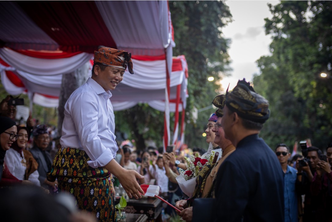 SEMARAK: Gubernur NTB Lalu Muhamad Iqbal saat menyaksikan penampilan dari parade budaya NTB di Jalan Pejanggik, Kota Mataram Selasa (19/8).&nbsp;