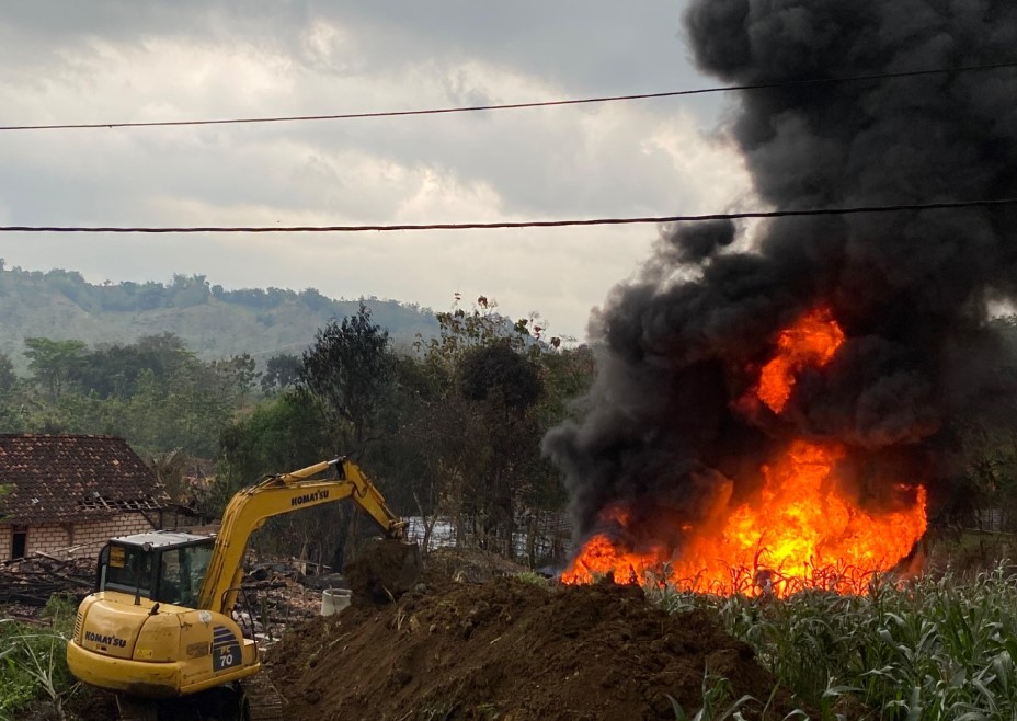 Upaya pemadaman sumur minyak yang terbakar di Desa Gandu, Kabupaten Blora, belum membuahkan hasil. Hingga kemarin (19/8), api masih terus berkobar.