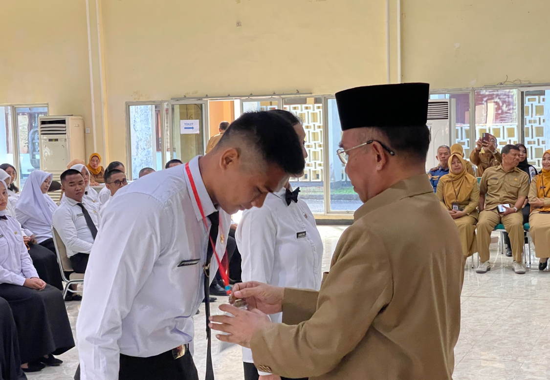 SIMBOLIK: Wakil Wali Kota Mataram TGH Mujiburrahman menyematkan tanda peserta kepada CPNS saat pembukaan Pelatihan Dasar CPNS Angkatan I&ndash;III Pemerintah Kota Mataram Tahun 2025.