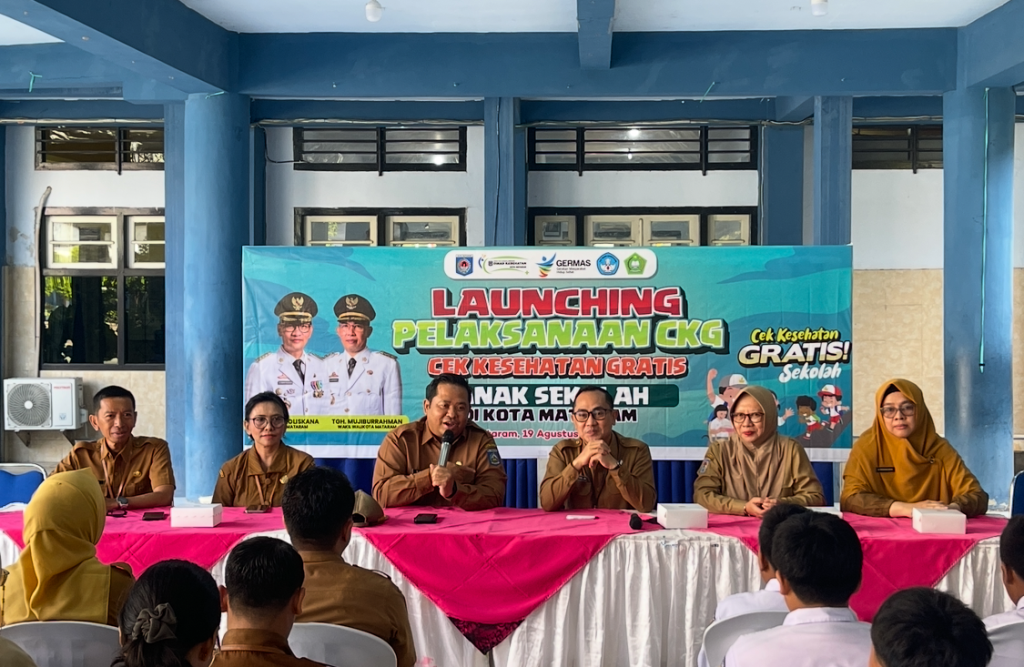 LANGKAH STRATEGIS: Kepala Dinas Kesehatan Provinsi NTB Dr. dr. H. Lalu Hamzi Fikri MM., MARS. bersama Kadis Kesehatan Kota Mataram H. Emirald Isfihan, MARS., MH., serta Kepala SMPN 15 Mataram.