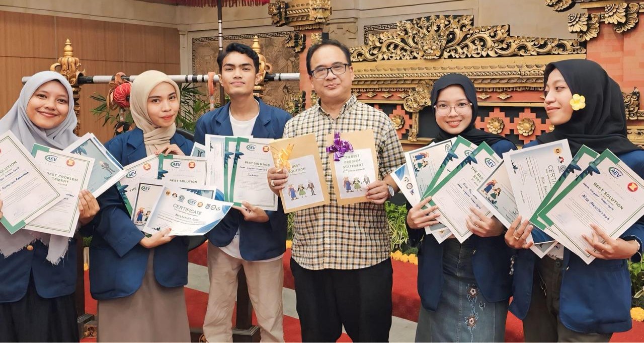 Tim mahasiswa Unram ini meraih juara 3 kategori Best Problem Statement dan juara 3 kategori Best Solution pada ASEAN Young Eco Visionary Competition 2025  di Prama Hotel, Sanur, Bali, Sabtu lalu (16/8