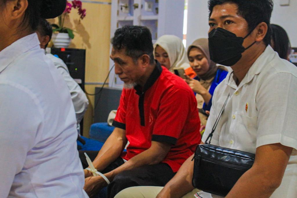 DILIMPAHKAN KE JAKSA: Tersangka TPKS Semah didampingi penyidik saat dilakukan tahap dua di kantor Kejari Mataram, Selasa (19/8).
