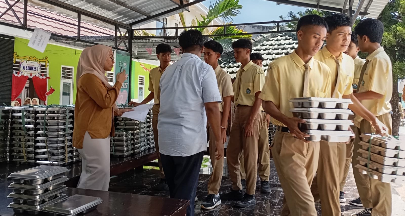 Perwakilan masing-masing kelas MAN 2 Mataram mengambil paket MBG untuk jadi makan siang, Rabu (20/8).