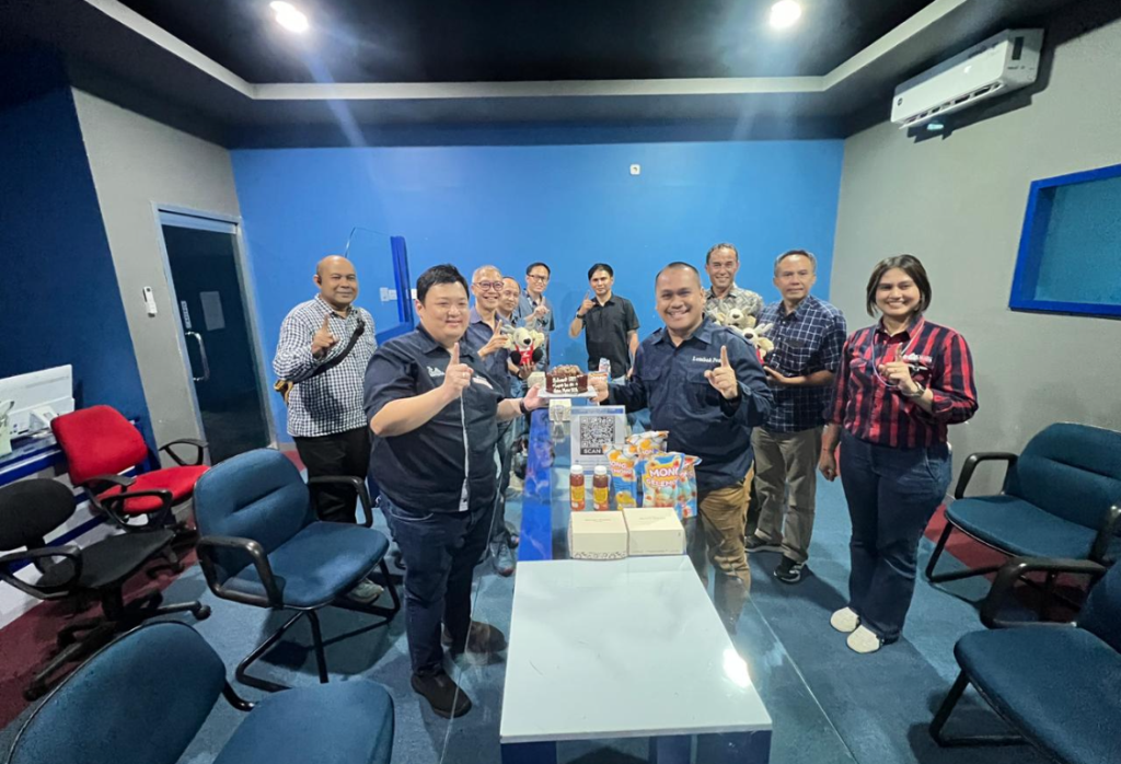 KOMPAK: Manajemen Astra Motor NTB dan Manajemen Lombok Post foto bersama usai berbincang di Graha Pena Lombok.