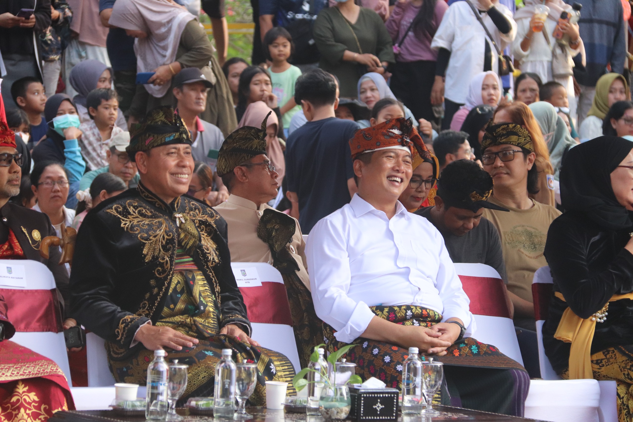 ADEM: Wakapolda NTB Brigjen Pol Hari Nugroho mendampingi Gubernur NTB Lalu Muhammad Iqbal dalam parade budaya HUT RI ke-80 di Kota Mataram.