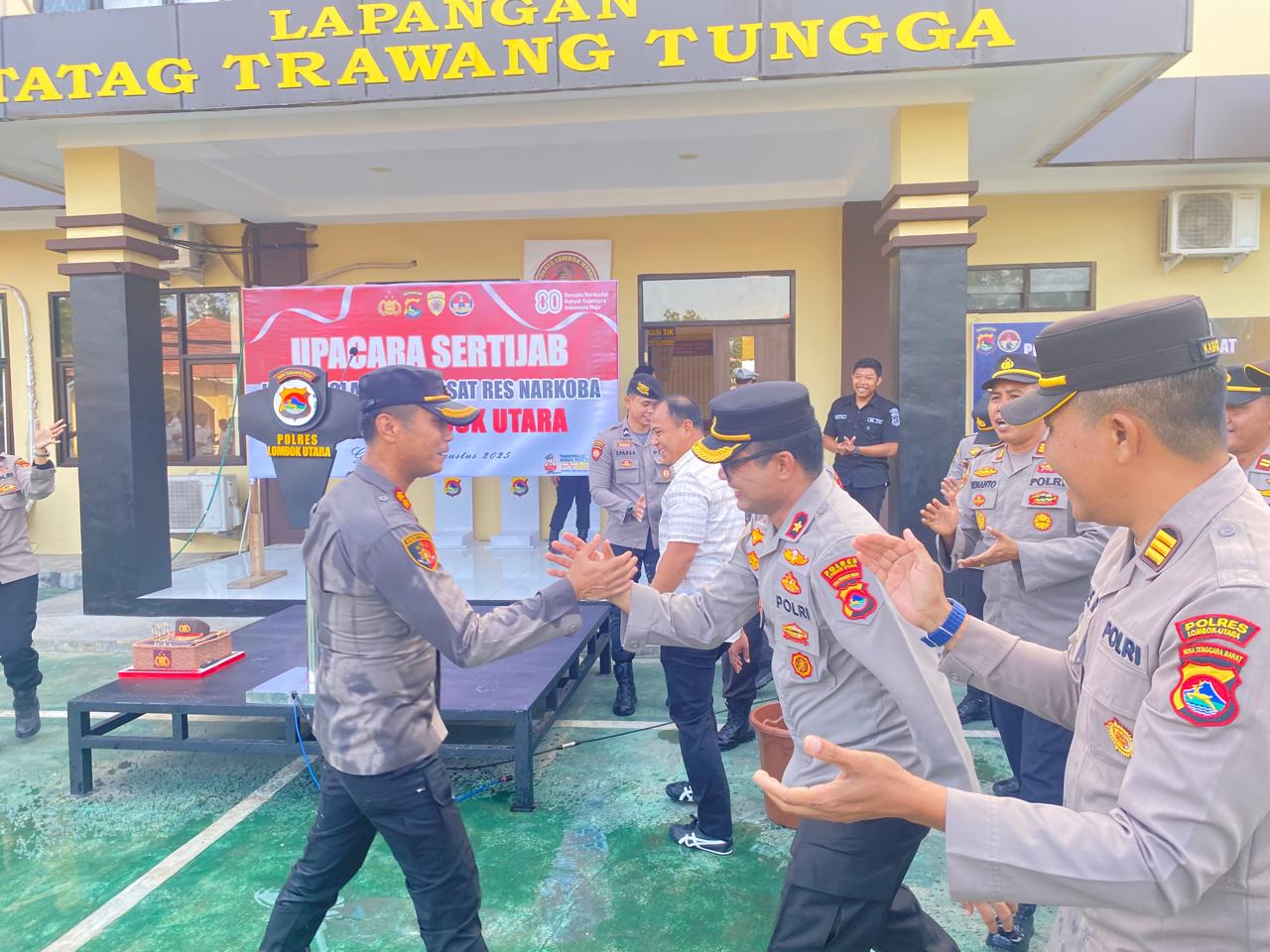 Kapolres KLU bersalaman dengan pejabat utama Polres KLU