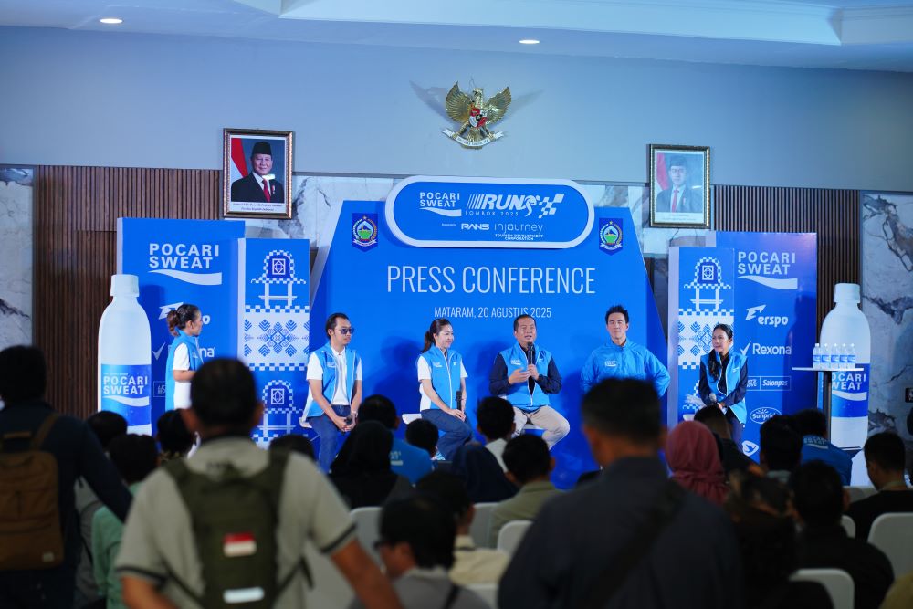 Gubernur NTB Lalu Muhamad Iqbal bersama perwakilan PT Amerta Indah Otsuka serta ITDC saat menggelar konferensi pers terkait Pocari Sweat Run Lombok 2025.