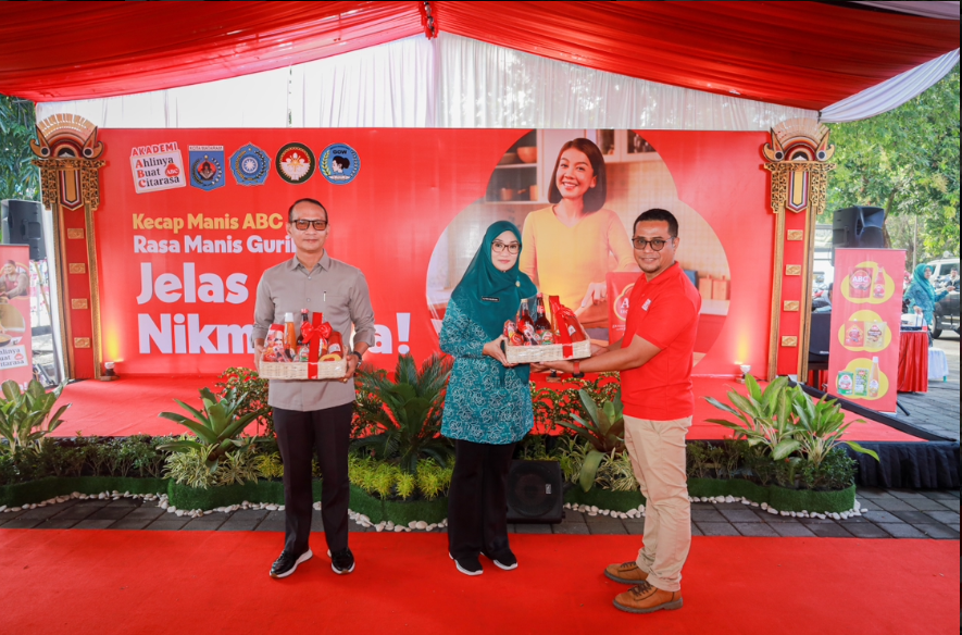 Ketua TP PKK Kota Mataram Hj. Kinnastri Mohan Roliskana bersama Wali Kota Mataram H. Mohan Roliskana menerima bingkisan.