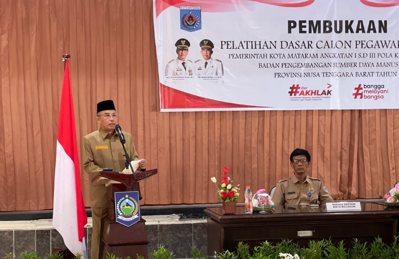 WEJANGAN: Wakil Wali Kota Mataram TGH Mujiburrahman menyampaikan sambutan saat pembukaan Pelatihan Dasar CPNS Angkatan I&ndash;III Tahun 2025 di Aula BPSDMD NTB, Selasa (19/8).