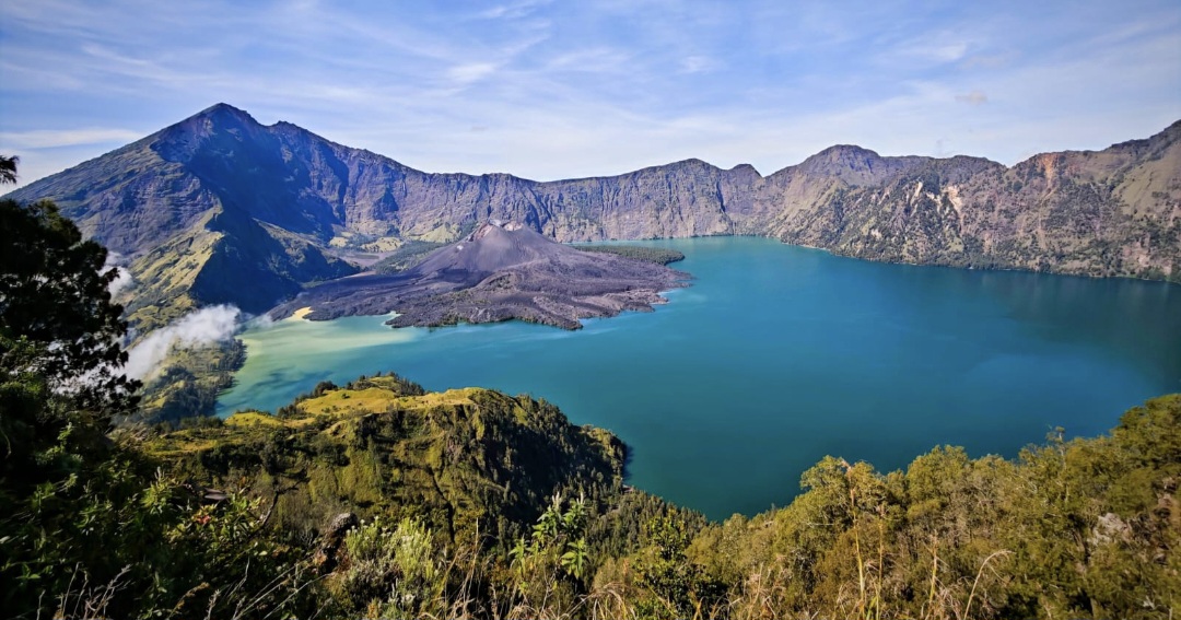 Walhi NTB menolak pembangunan kereta gantung menuju kawasan Gunung Rinjani. Fasilitas ini berpotensi merusak ekosistem di kawasan hutan.