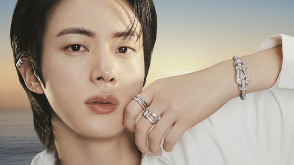 Jin BTS di kampanye Catch the Sun produk perhiasan milik Maison Fred
