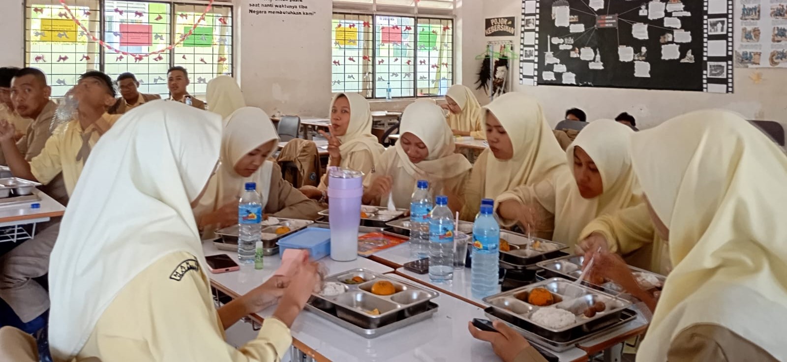 Siswa MAN 2 Mataram menyantap makanan program MBG di madrasah setempat, Rabu (20/8).