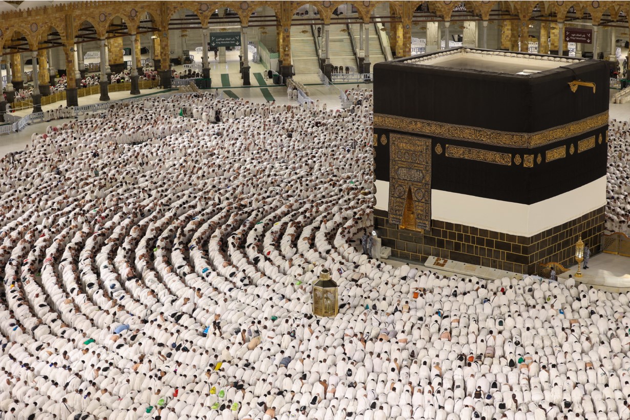TAMU ALLAH: Jamaah haji sedang menunaikan salat di Masjdilharam, Makkah saat musim haji 2025 lalu. Saudi meminta pemerintah Indonesia memperketat Aturan Istitoah Kesehatan.