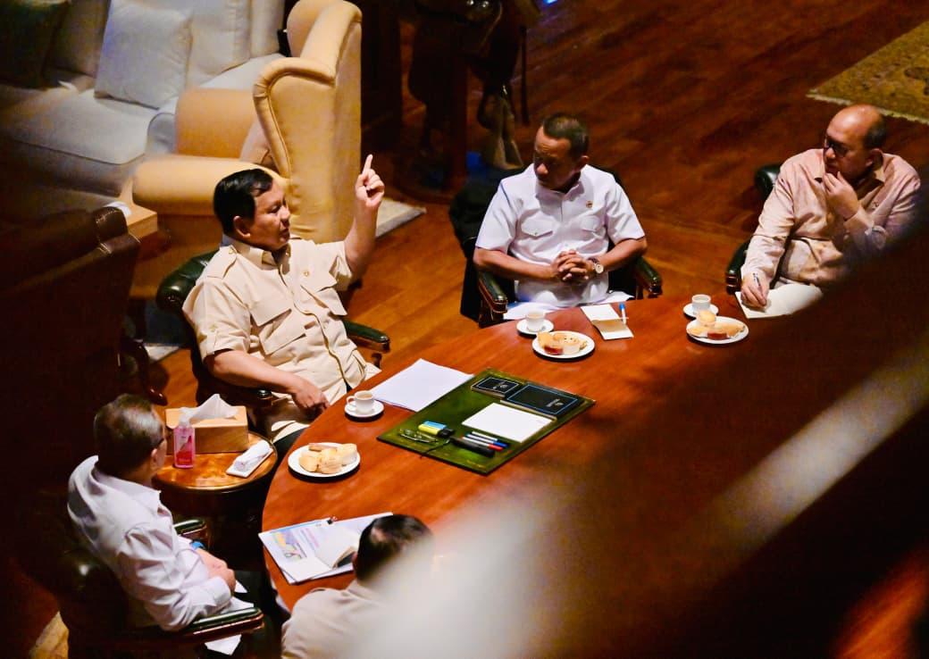 Presiden Prabowo Subianto mengadakan rapat secara maraton bersama sejumlah Menteri Kabinet Merah Putih di kediaman pribadinya di Hambalang, Rabu (20/8).