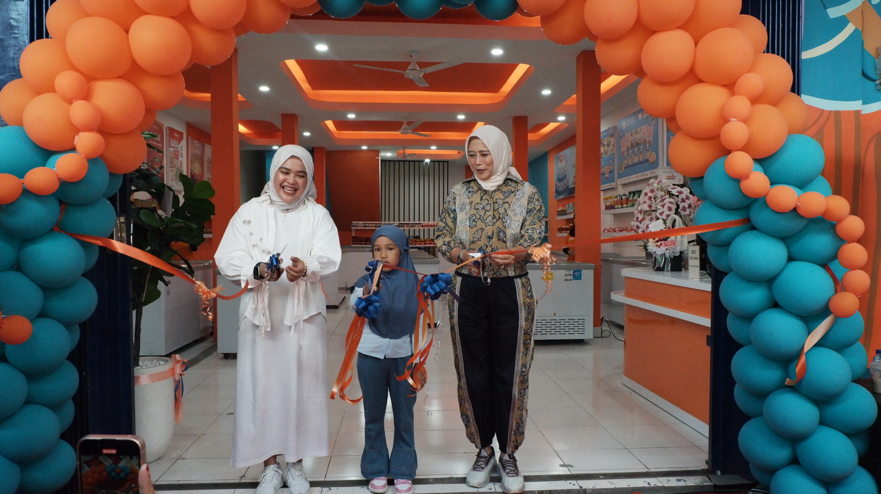 Momen grand opening Frozena di Jalan Airlangga, seberang KFC, resmi dibuka, Rabu (20/8).