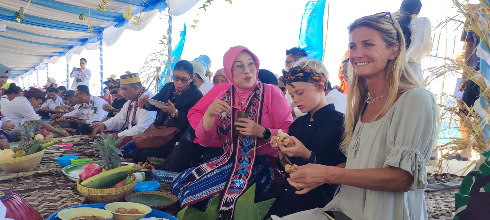 BERBAUR: Sejumlah wisatawan asing tampak ikut Begibung dalam kegiatan Gili Festival di Gili Air, Rabu (20/8).