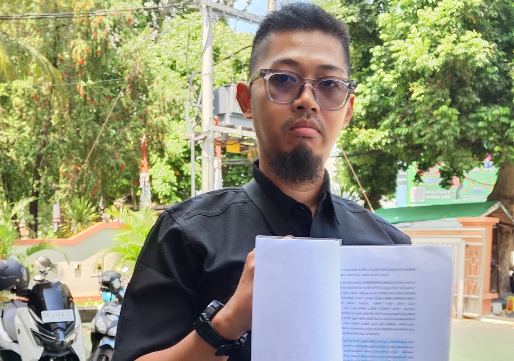 MELAPOR: Penasihat hukum korban pemerkosaan berinisial TI, Lalu Aria Sukma Gunawan menunjukkan bukti pelaporan ke Polda NTB, Rabu (20/8).&nbsp;
