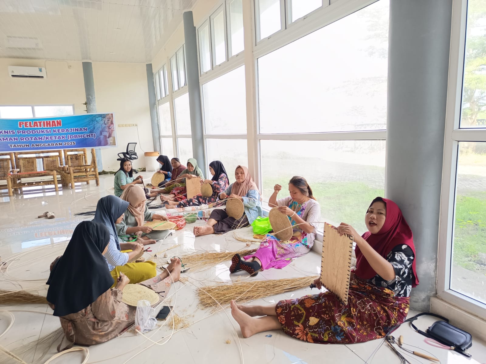 Puluhan ibu-ibu saat mengikuti pelatihan anyaman rotan ketak di gedung Pasar Seni Sengkerang, Desa Sengkerang, Praya Timur, Loteng, belum lama ini.