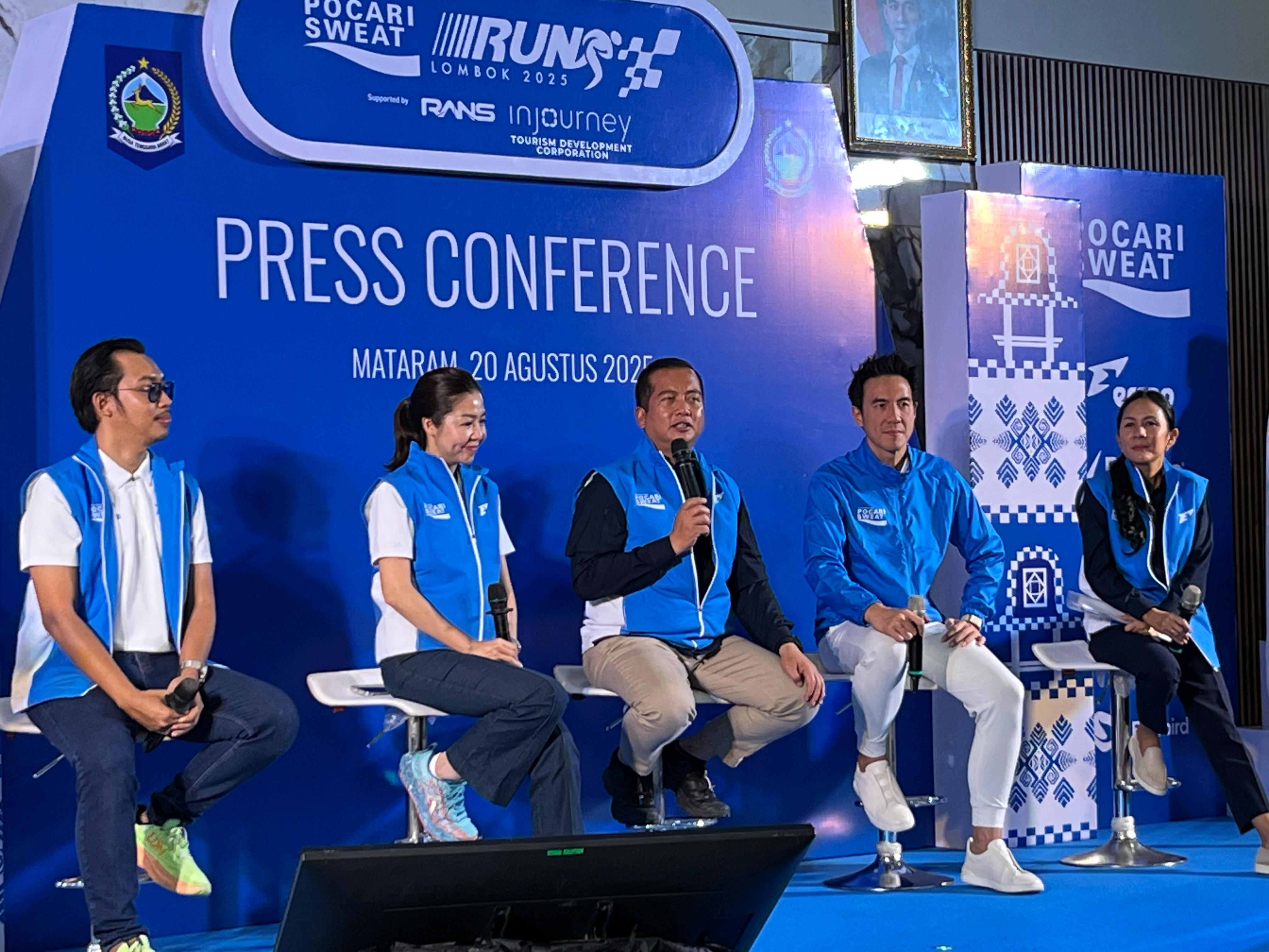 Gubernur NTB Lalu Muhamad Iqbal (tengah) bersama pihak Pocari Sweat, dan ITDC memberikan penjelasan terkait event Pocari Sweat Run Lombok 2025 di Pendopo Gubernur NTB, Rabu (20/8).