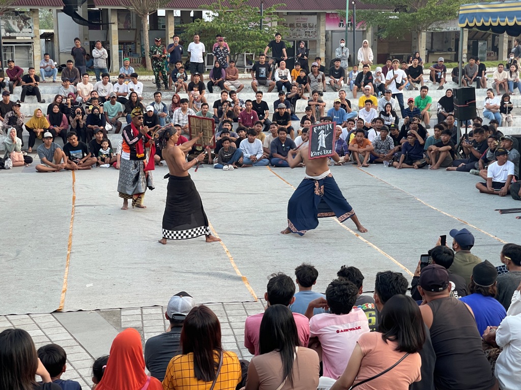 ADU SAKTI: Dua pepadu peresean tengah berlaga di panggung Kolosseum Mataram, Selasa (19/8).
