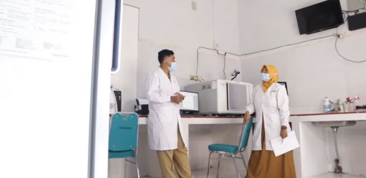 KESEHATAN: Dua tenaga medis di laboratorium RS HL Manambai Abdulkadir, beberapa waktu lalu.