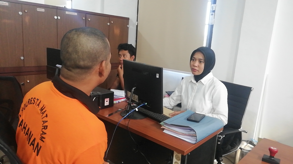 BERIKAN KETERANGAN: Tersangka persetubuhan anak di bawah umur berinisial FS diperiksa penyidik setelah ditahan penyidik Unit PPA Polresta Mataram, Rabu (20/8).&nbsp;
