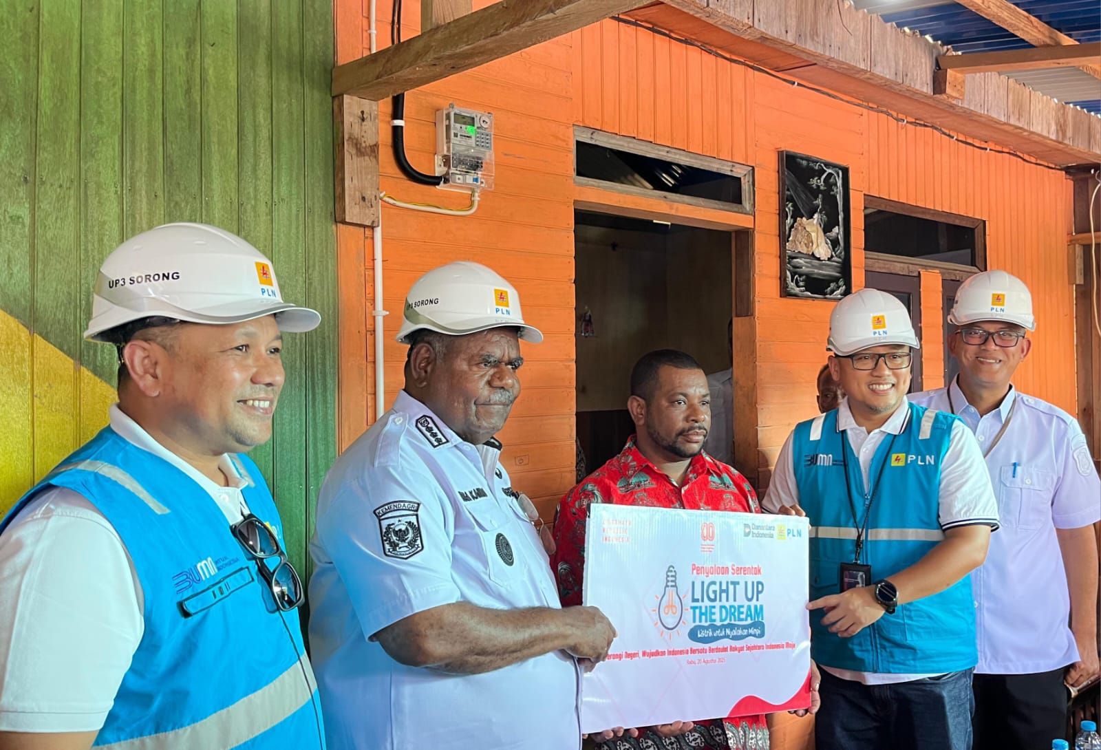 Gubernur Papua Barat Daya Elisa Kambu (kedua dari kiri) dan jajaran PLN UIW Papua dan Papua Barat Daya berfoto bersama salah satu penerima manfaat program Light Up The Dream (LUTD) Simon Sineri.