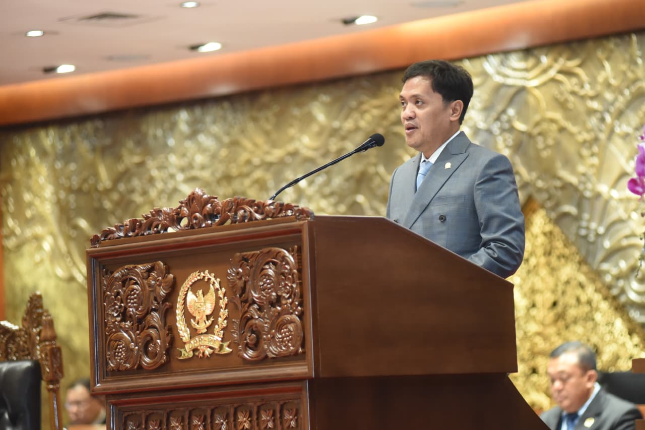 Ketua Komisi III Habiburokhman saat membacakan laporan Komisi III DPR RI terkait proses pemilihan dan penetapan calon hakim konstitusi dalam Rapat Paripurna di Gedung Nusantara, Senayan, Kamis (21/8).