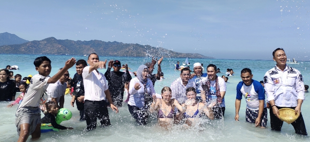 ANTUSIAS: Wabup KLU bersama pejabat dari Kemenpar, sejumlah tamu, wisatawan dan warga ikut Mandi Safar di Gili Air, Rabu (20/8)