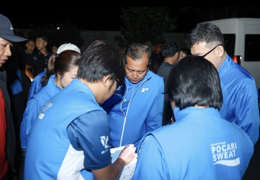 Gubernur NTB Lalu Muhamad Iqbal,  turun memastikan bahwa rute lari sepanjang Mandalika benar-benar aman dan nyaman untuk ditempuh ribuan pelari. (Foto: biro adpim pemprov ntb)