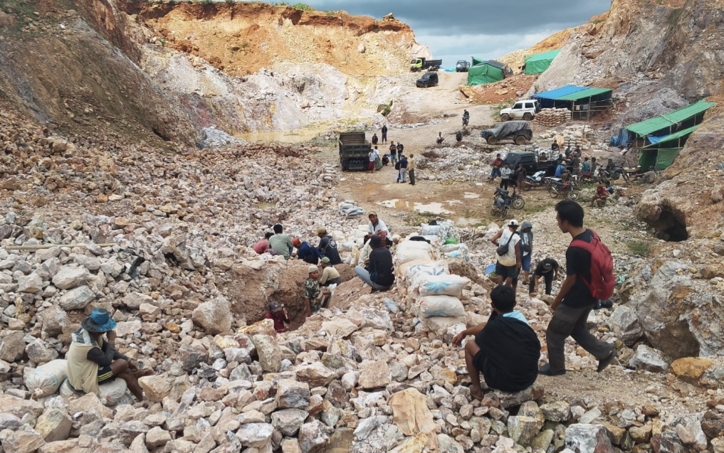 Puluhan masyarakat sedang melakukan penambangan secara tradisional di lokasi tambang di Desa Persiapan Belongas, Kecamatan Sekotong, Lombok Barat, beberapa waktu lalu.