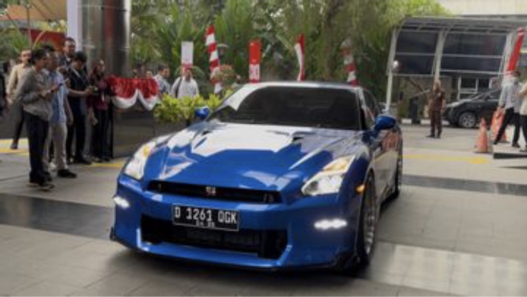 Mobil sport legendaris Nissan GT-R itu terlihat tiba di KPK pada Kamis (21/8) sore dengan nomor polisi D 1261 OGK. (istimewa)