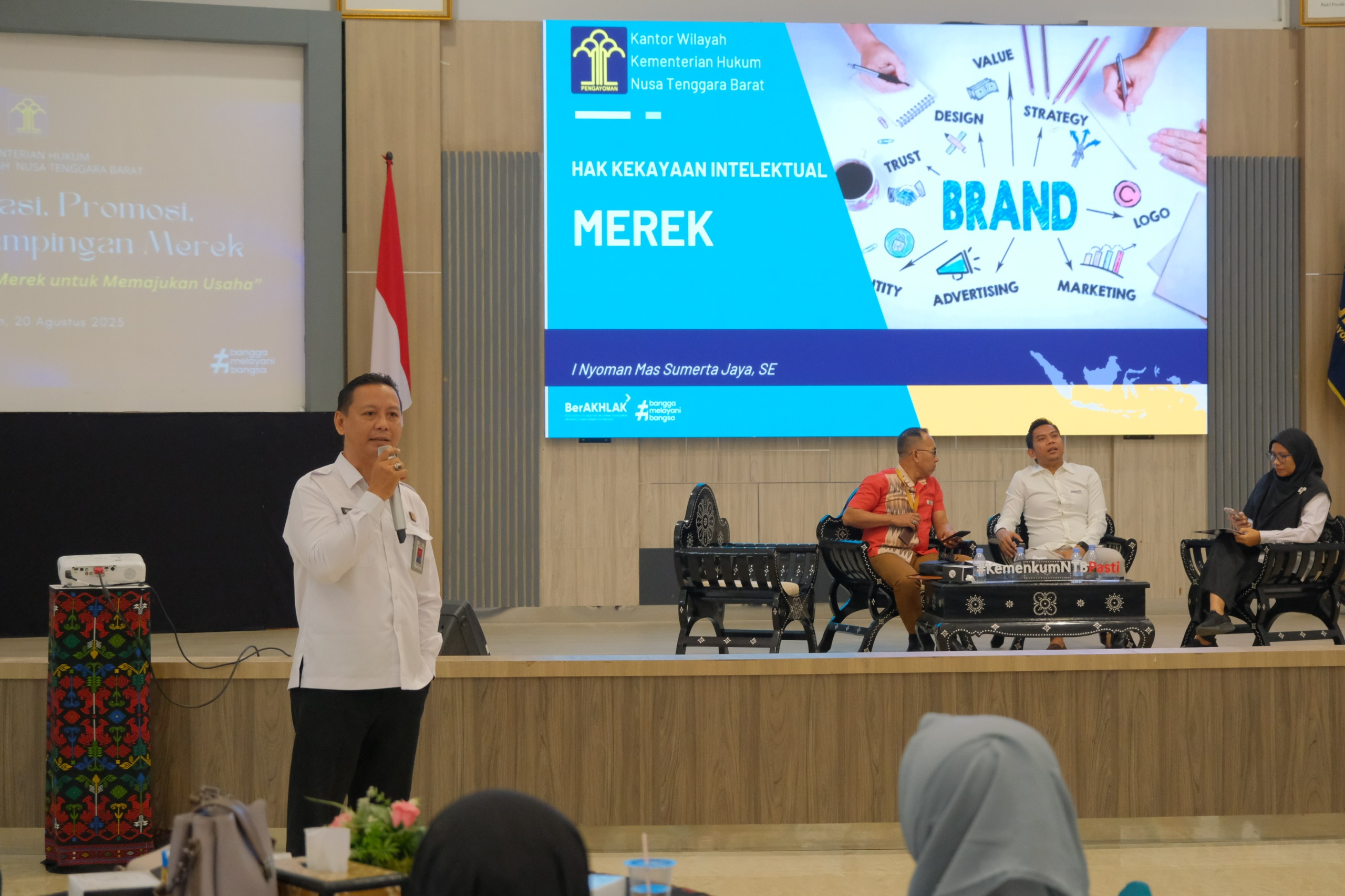 Analis Permohonan Kekayaan Intelektual Kanwil Kemenkum NTB I Nyoman Mas Sumerta dalam kegiatan Sosialisasi, Promosi dan Pendampingan Merek yang digelar di Aula Kanwil Kemenkum NTB, Rabu (20/8).