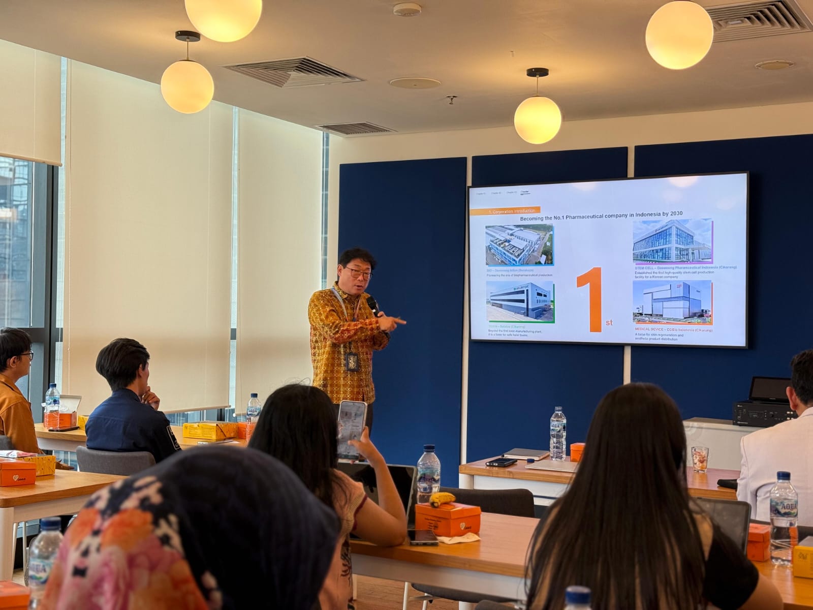 Mr. Baik In Hyun (Head of Business Daewoong Pharmaceutical Indonesia) membagikan visi perusahaan untuk menjadi perusahaan farmasi nomor satu di Indonesia pada tahun 2030.