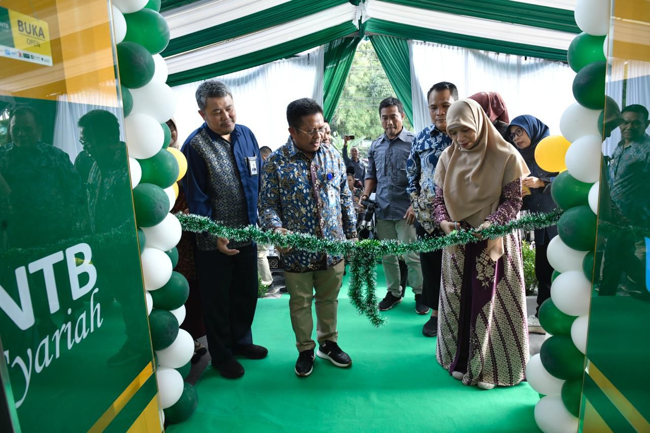 Management Bank NTB Syariah bersama Pemkab Lombok Barat usai resmikan Gedung Baru Kantor Cabang Pembantu Narmada.