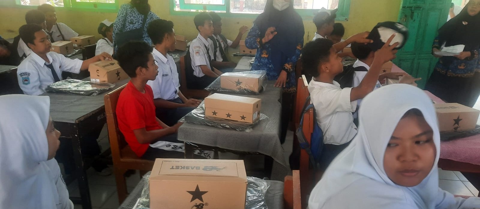 Siswa SMPN 16 Mataram yang terdampak banjir ditempat tinggalnya awal Juli lalu menerima bantuan dari PGRI NTB, beberapa hari lalu.