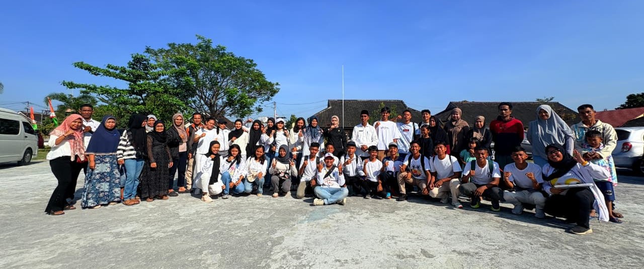 Puluhan atlet Hockey NTB  yang akan mengikuti kejuaraan nasional di Bandung foto bersama pelatih usai pelepasan di SMPN 23 Mataram, Rabu lalu (20/8).