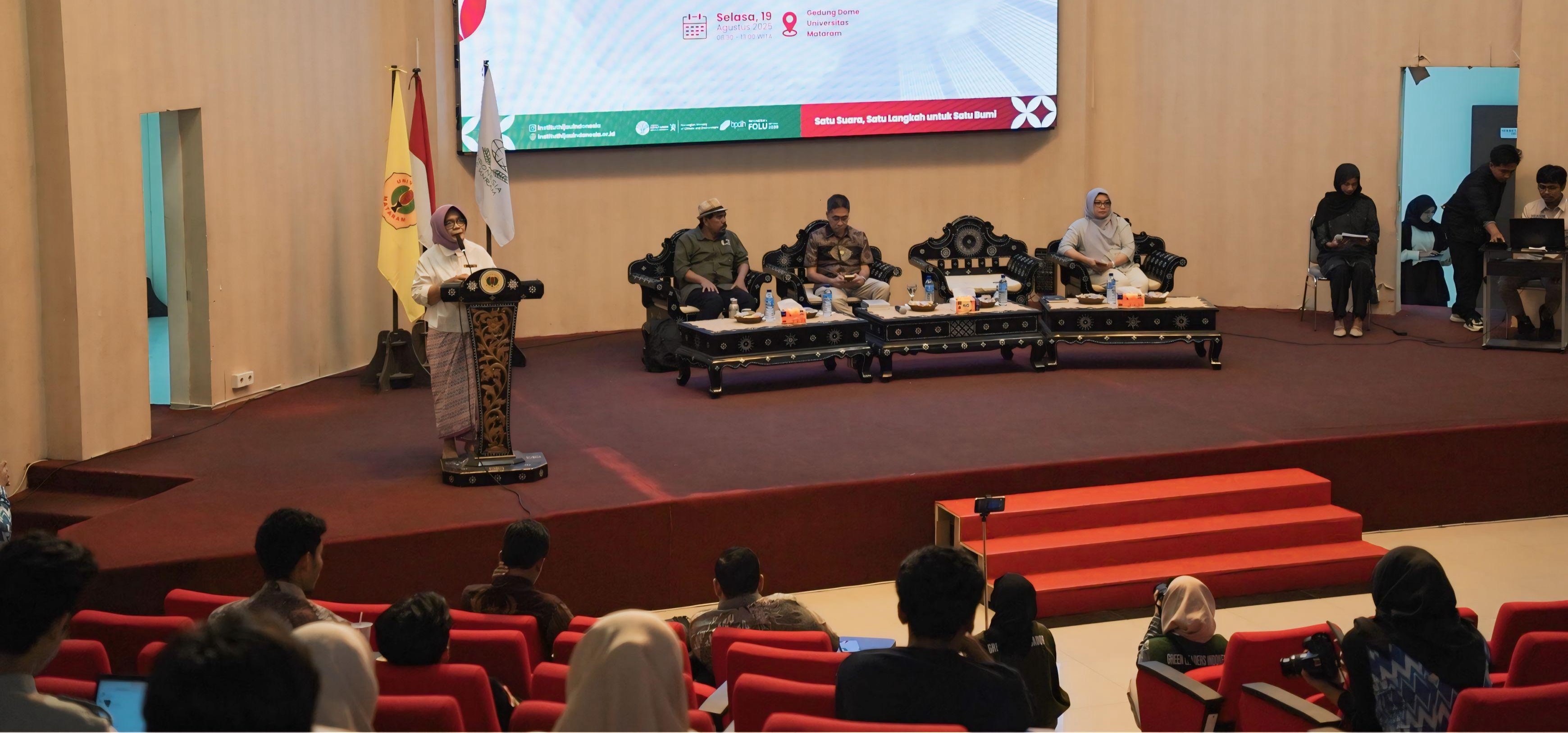 Wakil Rektor Bidang Akademik Unram Prof. Dr. Sitti Hilyana (atas podium) pada seminar nasional krisis iklim di Unram, Selasa lalu (19/8). Generasi muda diminta jadi agen perubahan krisis iklim.