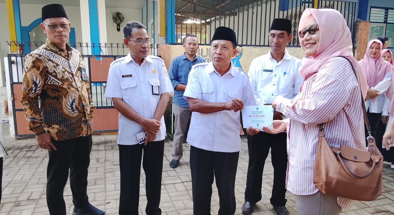 Kepala SMPN 16 Mataram Burhanuddin menerima bantuan Rp25 juta berupa voucher pengadaan buku dari Kemendikdasmen, Rabu lalu (20/8). Direktur SMP Kemendikdasmen Tinjau SMPN 16 Mataram Pascabanjir.